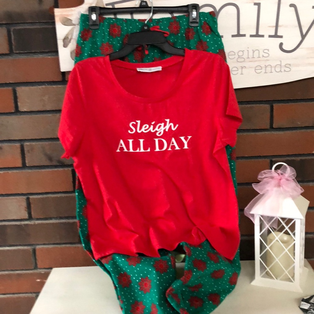 Christmas ladies Size M Pajamas!! Snowflakes!!!